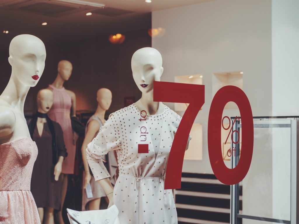 Mannequin et vitrine pendant une période de soldes